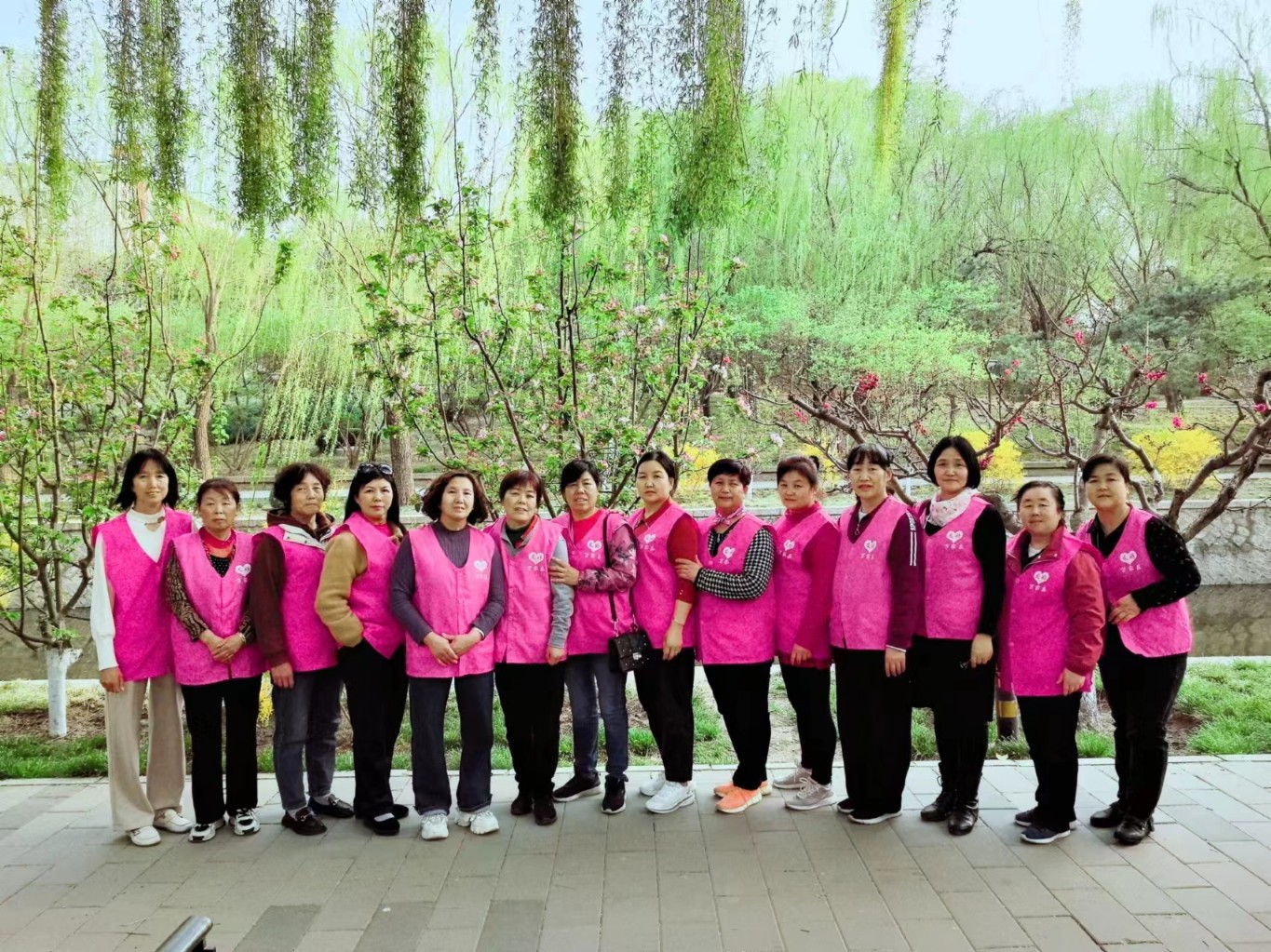 五一劳动节阿姨外出合影留念